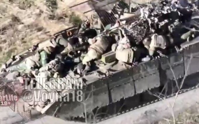 Мертві окупанти катаються на броні уцілілої після удару дрона-камікадзе БМП-1. ВIДЕО Мертві-окупанти-катаються-на-броні-уцілілої-після-удару-дрона-камікадзе-БМП-1.-ВiДЕО