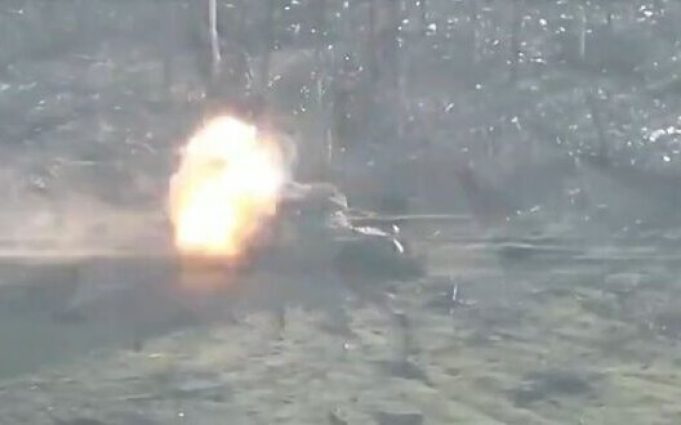 Дрон-камікадзе влучає у ворожий танк, обладнаний “купольним” комплексом РЕБ. ВIДЕО Дрон-камікадзе-влучає-у-ворожий-танк,-обладнаний-“купольним”-комплексом-РЕБ.-ВiДЕО