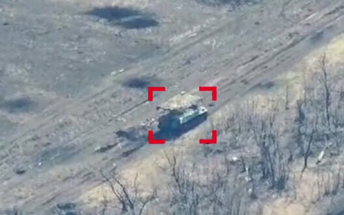 Ураження дроном-камікадзе російської БМП з “мангалом” на Авдіївському напрямку. ВIДЕО Ураження-дроном-камікадзе-російської-БМП-з-“мангалом”-на-Авдіївському-напрямку.-ВiДЕО
