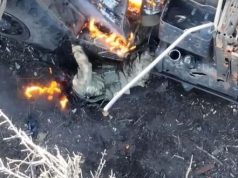 Двоє окупантів горять заживо біля підбитої ворожої бронемашини. ВIДЕО Двоє-окупантів-горять-заживо-біля-підбитої-ворожої-бронемашини.-ВiДЕО