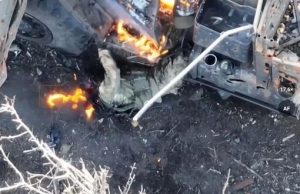Двоє окупантів горять заживо біля підбитої ворожої бронемашини. ВIДЕО Двоє-окупантів-горять-заживо-біля-підбитої-ворожої-бронемашини.-ВiДЕО