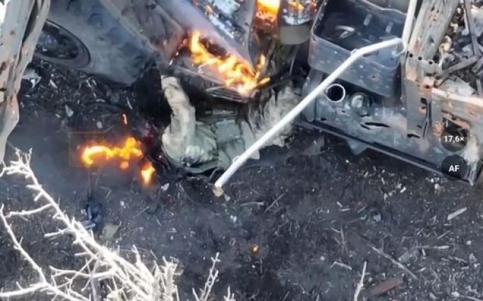 Двоє окупантів горять заживо біля підбитої ворожої бронемашини. ВIДЕО Двоє-окупантів-горять-заживо-біля-підбитої-ворожої-бронемашини.-ВiДЕО