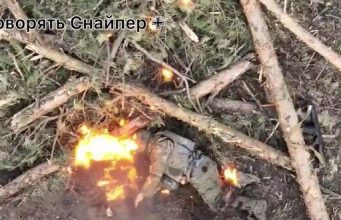 В окупанта палає голова від влучного скиду боєприпаса. ВIДЕО 18+ В-окупанта-палає-голова-від-влучного-скиду-боєприпаса.-ВiДЕО-18+