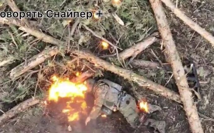 В окупанта палає голова від влучного скиду боєприпаса. ВIДЕО 18+ В-окупанта-палає-голова-від-влучного-скиду-боєприпаса.-ВiДЕО-18+
