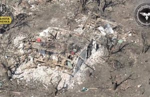 Дрон-камікадзе атакує групу окупантів, які ховалися у напівзруйнованому будинку. ВIДЕО Дрон-камікадзе-атакує-групу-окупантів,-які-ховалися-у-напівзруйнованому-будинку.-ВiДЕО