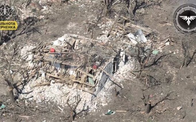 Дрон-камікадзе атакує групу окупантів, які ховалися у напівзруйнованому будинку. ВIДЕО Дрон-камікадзе-атакує-групу-окупантів,-які-ховалися-у-напівзруйнованому-будинку.-ВiДЕО