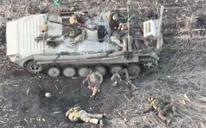 Тіла окупантів валяються навколо підбитої російської БМП-2. ВIДЕО Тіла-окупантів-валяються-навколо-підбитої-російської-БМП-2.-ВiДЕО