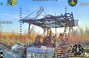 Український дрон атакує “нафарширований” російський танк. ВIДЕО Український-дрон-атакує-“нафарширований”-російський-танк.-ВiДЕО