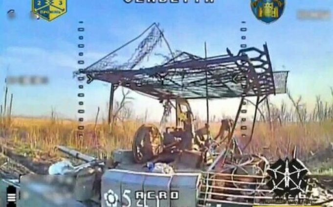 Український дрон атакує “нафарширований” російський танк. ВIДЕО Український-дрон-атакує-“нафарширований”-російський-танк.-ВiДЕО