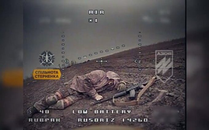 Окупант прикидається мертвим, однак за мить марно тікає від дрона-камікадзе. ВIДЕО Окупант-прикидається-мертвим,-однак-за-мить-марно-тікає-від-дрона-камікадзе.-ВiДЕО