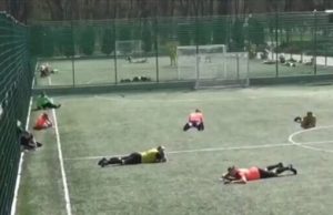 Харківських футболістів обстріл заскочив під час гри. ВIДЕО Харківських-футболістів-обстріл-заскочив-під-час-гри.-ВiДЕО