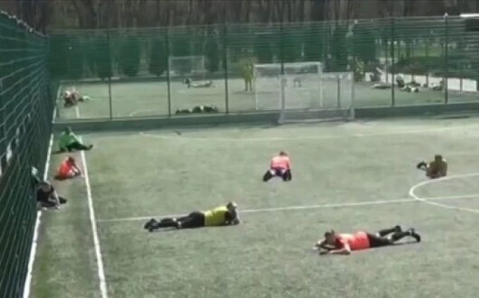 Харківських футболістів обстріл заскочив під час гри. ВIДЕО Харківських-футболістів-обстріл-заскочив-під-час-гри.-ВiДЕО