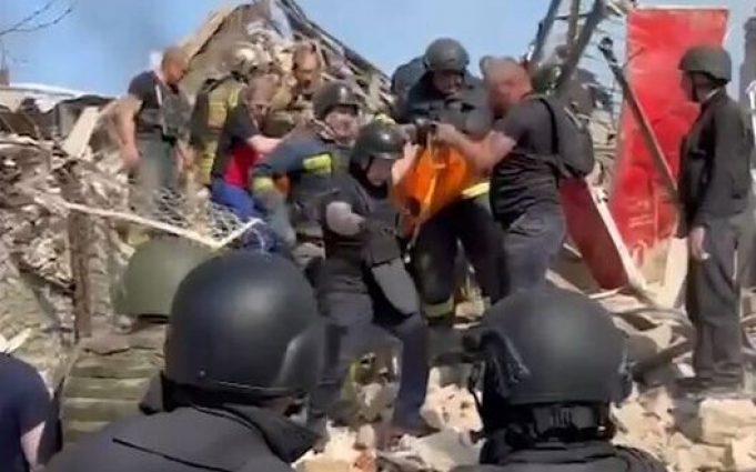 Удар по Липцях на Харківщині: кількість загиблих зросла до 3, є поранені. Розбір завалів триває... Удар-по-Липцях-на-Харківщині:-кількість-загиблих-зросла-до-3,-є-поранені-Розбір-завалів-триває.