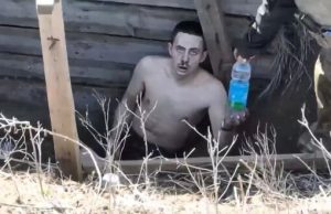 Росіянин здається в полон у самих трусах. ВIДЕО Росіянин-здається-в-полон-у-самих-трусах.-ВiДЕО
