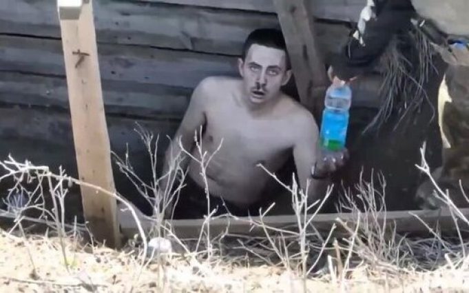Росіянин здається в полон у самих трусах. ВIДЕО Росіянин-здається-в-полон-у-самих-трусах.-ВiДЕО