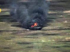 Дрон-камікадзе атакує окупанта, який сидить на боєприпасах у російській БМП. ВIДЕО Дрон-камікадзе-атакує-окупанта,-який-сидить-на-боєприпасах-у-російській-БМП.-ВiДЕО