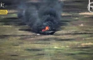 Дрон-камікадзе атакує окупанта, який сидить на боєприпасах у російській БМП. ВIДЕО Дрон-камікадзе-атакує-окупанта,-який-сидить-на-боєприпасах-у-російській-БМП.-ВiДЕО