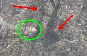 Окупант стрімголов тікає від свого поплічника, у якого влучив дрон-камікадзе. ВIДЕО Окупант-стрімголов-тікає-від-свого-поплічника,-у-якого-влучив-дрон-камікадзе.-ВiДЕО