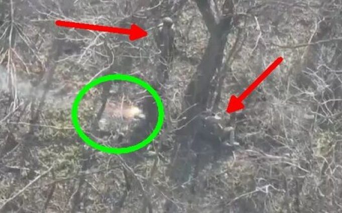 Окупант стрімголов тікає від свого поплічника, у якого влучив дрон-камікадзе. ВIДЕО Окупант-стрімголов-тікає-від-свого-поплічника,-у-якого-влучив-дрон-камікадзе.-ВiДЕО