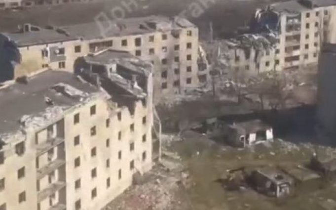 Окупанти із вертольота показали руїни “освобожденной” Авдіївки. ВIДЕО Окупанти-із-вертольота-показали-руїни-“освобожденной”-Авдіївки.-ВiДЕО