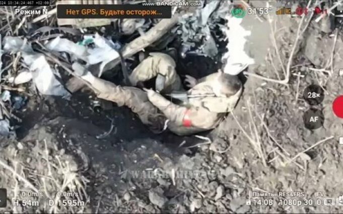 Окупант застрелився на полі бою. ВIДЕО Окупант-застрелився-на-полі-бою.-ВiДЕО