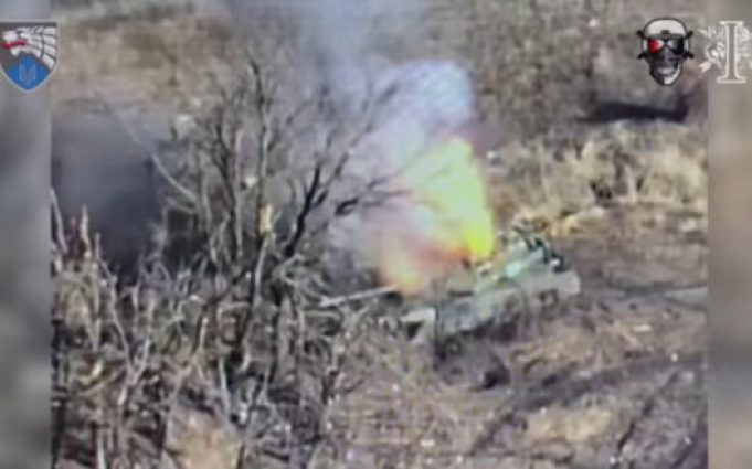 Бійці ССО дронами знищили 2 російські танка на Донецькому напрямку. ВIДЕО Бійці-ССО-дронами-знищили-2-російські-танка-на-Донецькому-напрямку.-ВiДЕО
