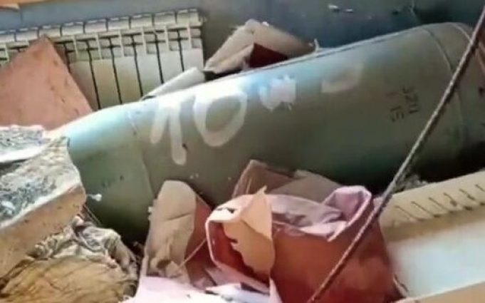 Російський пілот скинув бомбу ФАБ-500 із модулем УМПК на розташування російської піхоти. ВIДЕО Російський-пілот-скинув-бомбу-ФАБ-500-із-модулем-УМПК-на-розташування-російської-піхоти.-ВiДЕО