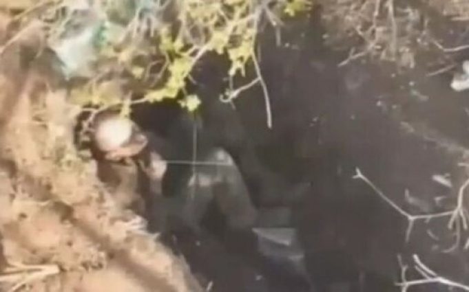 Двоє окупантів застрелилися на полі бою. ВIДЕО Двоє-окупантів-застрелилися-на-полі-бою.-ВiДЕО