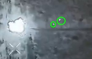 Ворожі штурмовики на МТЛБ злетіли у повітря після наїзду на протитанкову міну. ВIДЕО Ворожі-штурмовики-на-МТЛБ-злетіли-у-повітря-після-наїзду-на-протитанкову-міну.-ВiДЕО