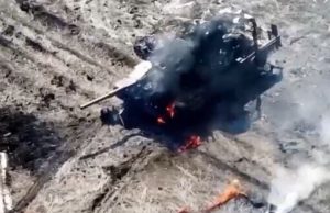 Танк та БТР знищили бійці підрозділу “BULAVA” дронами “Дикі шершні”. ВIДЕО Танк-та-БТР-знищили-бійці-підрозділу-“bulava”-дронами-“Дикі-шершні”.-ВiДЕО