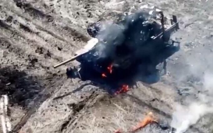 Танк та БТР знищили бійці підрозділу “BULAVA” дронами “Дикі шершні”. ВIДЕО Танк-та-БТР-знищили-бійці-підрозділу-“bulava”-дронами-“Дикі-шершні”.-ВiДЕО
