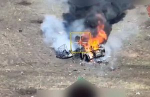 Ворожа бронемашина вибухає разом з окупантами від удару дрона-камікадзе. ВIДЕО Ворожа-бронемашина-вибухає-разом-з-окупантами-від-удару-дрона-камікадзе.-ВiДЕО