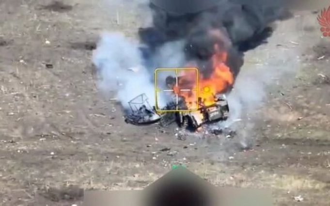 Ворожа бронемашина вибухає разом з окупантами від удару дрона-камікадзе. ВIДЕО Ворожа-бронемашина-вибухає-разом-з-окупантами-від-удару-дрона-камікадзе.-ВiДЕО