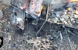 Ворожий транспорт горить разом з окупантами на Бахмутському напрямку. ВIДЕО Ворожий-транспорт-горить-разом-з-окупантами-на-Бахмутському-напрямку.-ВiДЕО