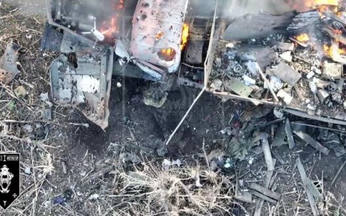 Ворожий транспорт горить разом з окупантами на Бахмутському напрямку. ВIДЕО Ворожий-транспорт-горить-разом-з-окупантами-на-Бахмутському-напрямку.-ВiДЕО