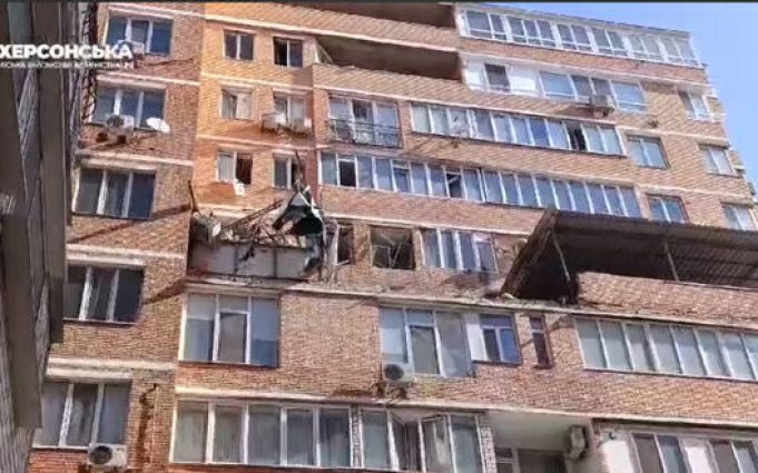 Рашисти обстріляли житлові квартали Херсону, є поранений. ВIДЕО Рашисти-обстріляли-житлові-квартали-Херсону,-є-поранений.-ВiДЕО