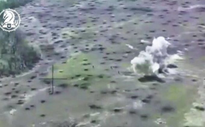Артилеристи атакували групу ворожих піхотинців з гаубиці Д-30. ВIДЕО Артилеристи-атакували-групу-ворожих-піхотинців-з-гаубиці-Д-30.-ВiДЕО