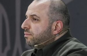 Росіяни намгаються прорватись під Бахмутом, однак Сили оборони зривають ці плани, – Умєров. ВIДЕО Росіяни-намгаються-прорватись-під-Бахмутом,-однак-Сили-оборони-зривають-ці-плани,-–-Умєров.-ВiДЕО