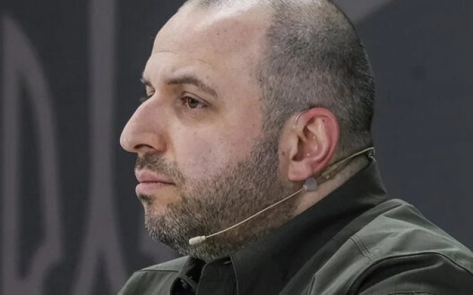 Росіяни намагаються прорватись під Бахмутом, однак Сили оборони зривають ці плани, – Умєров. ВIДЕО Росіяни-намагаються-прорватись-під-Бахмутом,-однак-Сили-оборони-зривають-ці-плани,-–-Умєров.-ВiДЕО
