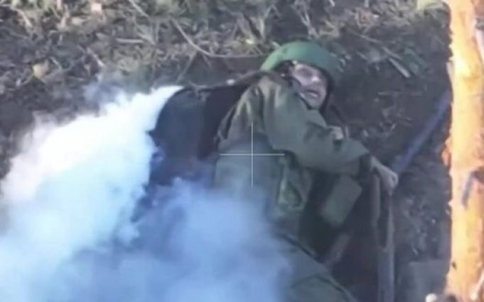 Окупант напустив диму, загорівся і сконав після атаки безпілотника. ВIДЕО Окупант-напустив-диму,-загорівся-і-сконав-після-атаки-безпілотника.-ВiДЕО