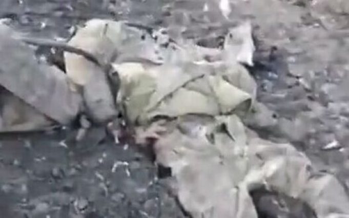 Тіло ліквідованого окупанта розплющилося на дорозі: “Ешкин кот! Танком раздавило”. ВIДЕО 18+ Тіло-ліквідованого-окупанта-розплющилося-на-дорозі:-“Ешкин-кот!-Танком-раздавило”.-ВiДЕО-18+