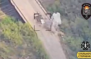 Українські воїни поцілили у новітній російський танк Т-90 на донецькому напрямку. ВIДЕО Українські-воїни-поцілили-у-новітній-російський-танк-Т-90-на-донецькому-напрямку.-ВiДЕО