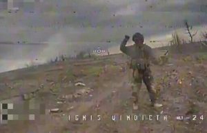 Окупант намагається збити дрон-камікадзе, кинувши в нього камінь. ВIДЕО Окупант-намагається-збити-дрон-камікадзе,-кинувши-в-нього-камінь.-ВiДЕО