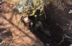 Окупант застрелився з автомата в окопі. ВIДЕО 18+ Окупант-застрелився-з-автомата-в-окопі.-ВiДЕО-18+