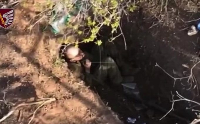 Окупант застрелився з автомата в окопі. ВIДЕО 18+ Окупант-застрелився-з-автомата-в-окопі.-ВiДЕО-18+