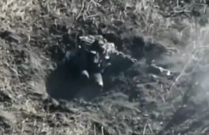 Окупант втратив голову після атаки дрона-камікадзе. ВIДЕО 18+ Окупант-втратив-голову-після-атаки-дрона-камікадзе.-ВiДЕО-18+