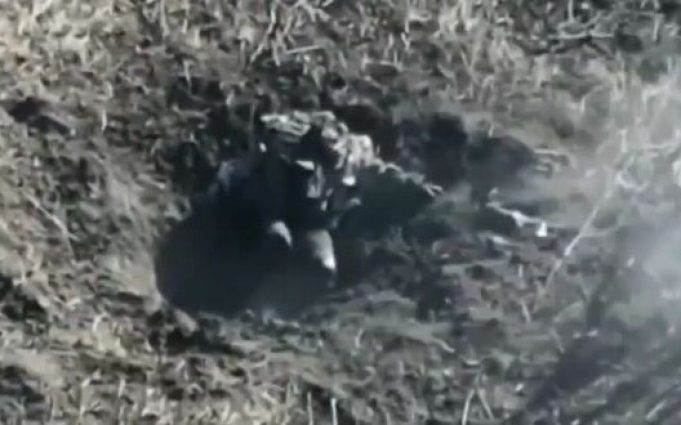 Окупант втратив голову після атаки дрона-камікадзе. ВIДЕО 18+ Окупант-втратив-голову-після-атаки-дрона-камікадзе.-ВiДЕО-18+