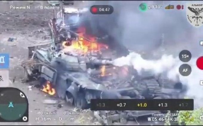 Тероборонівці знищили російський танк Т-90, оснащений мінним тралом і “мангалом”. ВIДЕО Тероборонівці-знищили-російський-танк-Т-90,-оснащений-мінним-тралом-і-“мангалом”.-ВiДЕО