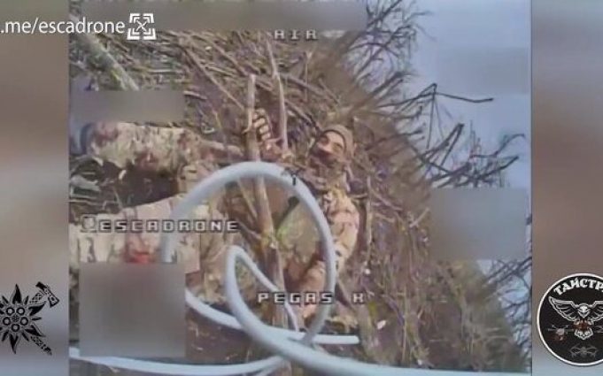Дрон-камікадзе бійців 10 ОГШБр ліквідував окупанта. ВIДЕО Дрон-камікадзе-бійців-10-ОГШБр-ліквідував-окупанта.-ВiДЕО