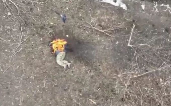 Окупант догорає на дорозі після атаки українського дрона. ВIДЕО Окупант-догорає-на-дорозі-після-атаки-українського-дрона.-ВiДЕО